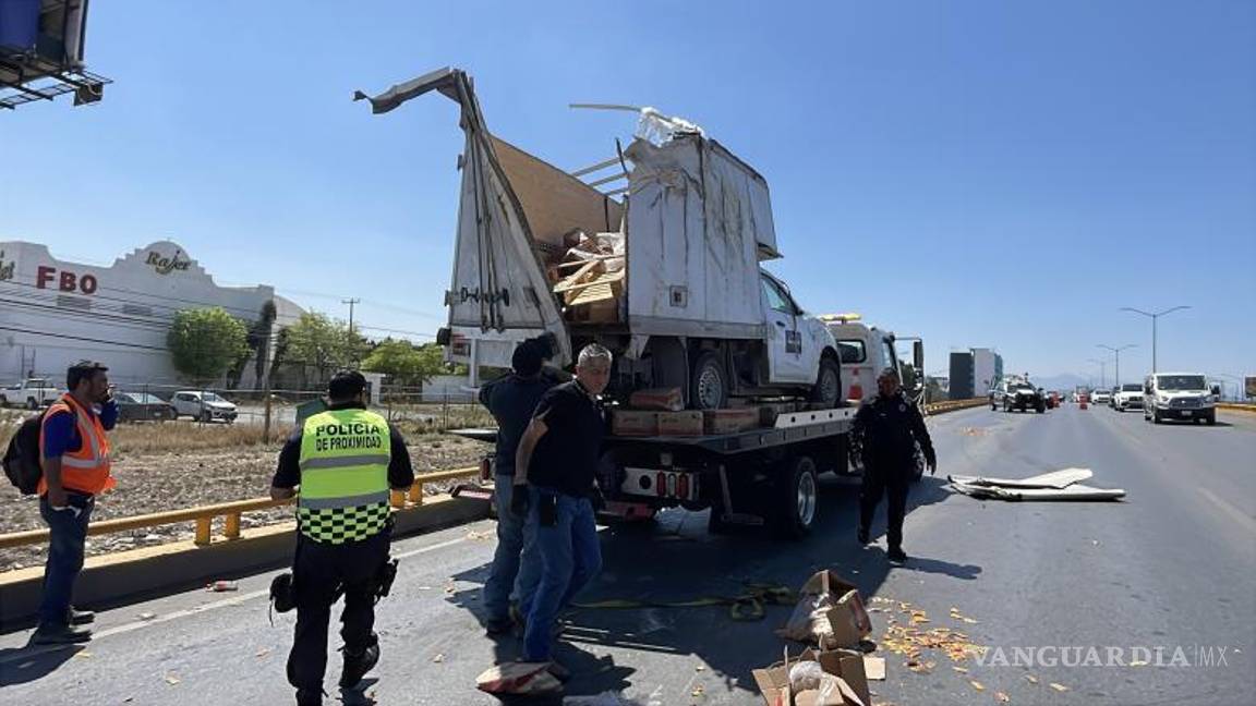 $!Autoridades municipales realizaron labores de abanderamiento mientras se retiraban las cajas de salsa y la camioneta volcada.