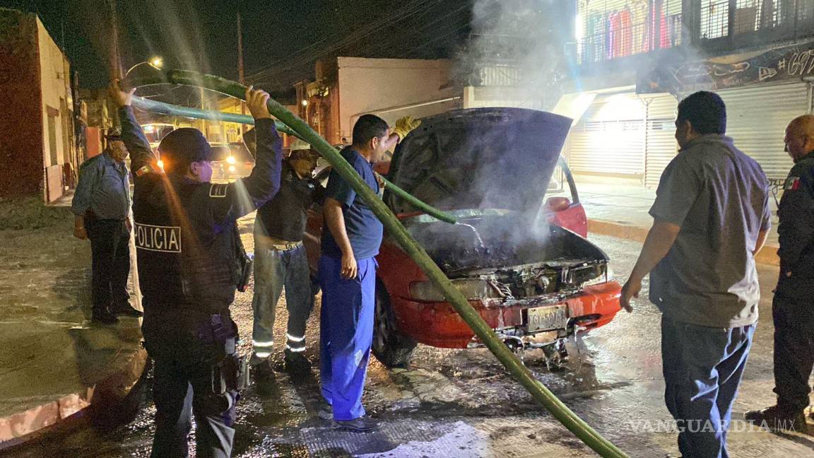 Se incendia auto de músico bohemio en el Centro de Saltillo