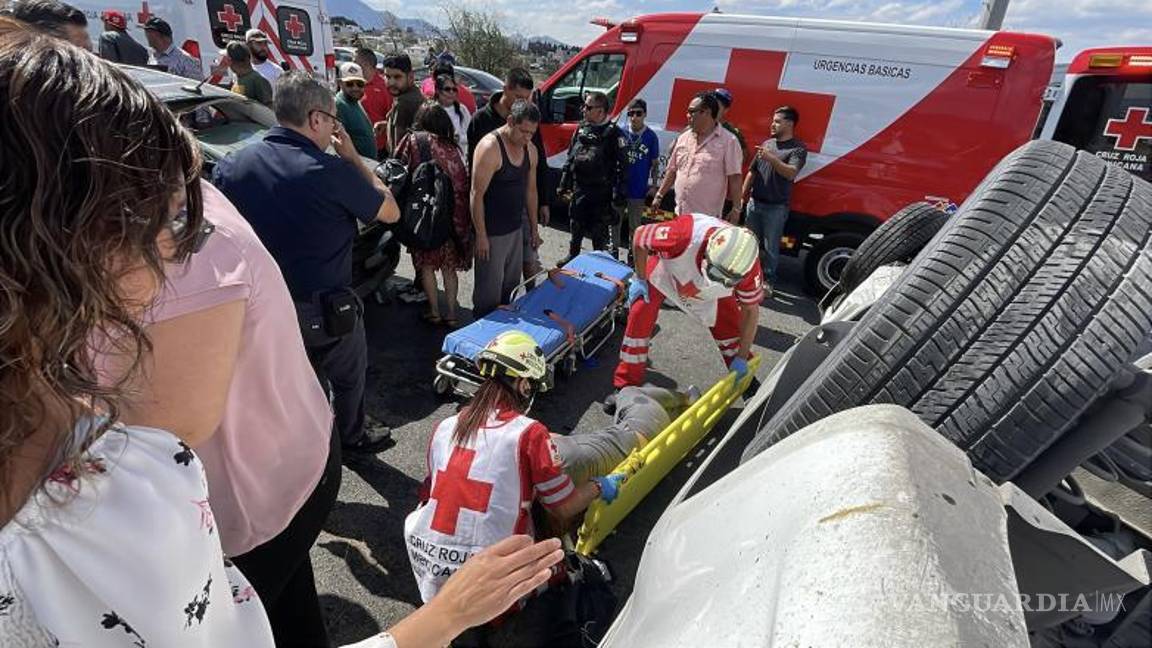 $!Personal de la Cruz Roja acudió a atender y valorar a los tripulantes de los autos, quienes fueron llevados con diversas lesiones a las instalaciones de la Clínica Dos del IMSS.