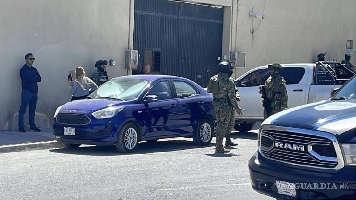 $!El cruce de la privada Fátima y calle Sauce permanece bajo vigilancia de corporaciones de seguridad durante el operativo.