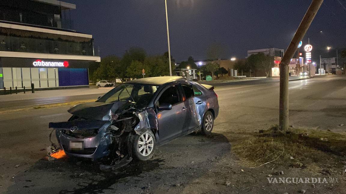 Acelerada conductora pierde control y se estrella contra base de concreto en Saltillo