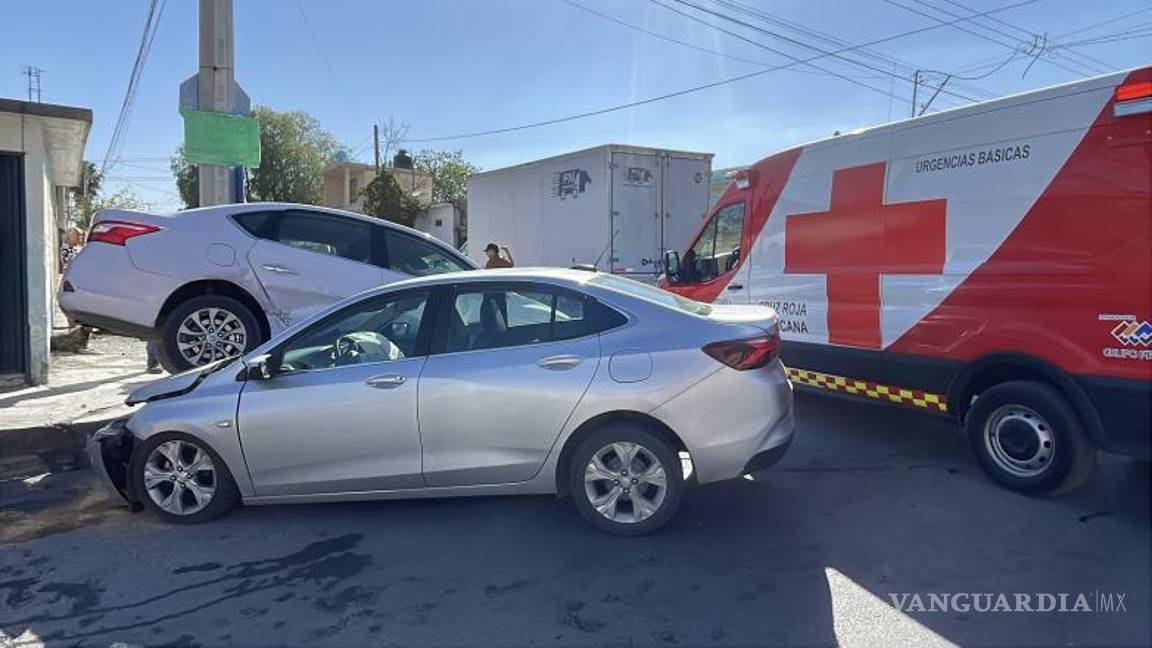 $!Elementos de Tránsito Municipal tomaron conocimiento del percance ocurrido en el cruce de la calle 26 y avenida Central.