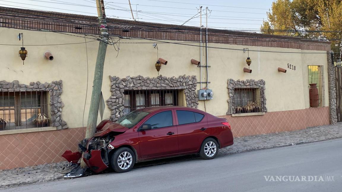 Choca contra poste y deja abandonado su auto, en los límites de Saltillo y Ramos Arizpe
