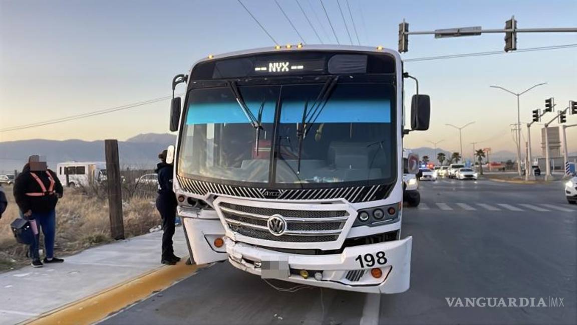 $!Dos de los lesionados fueron trasladados en ambulancia a un hospital para valoración médica.