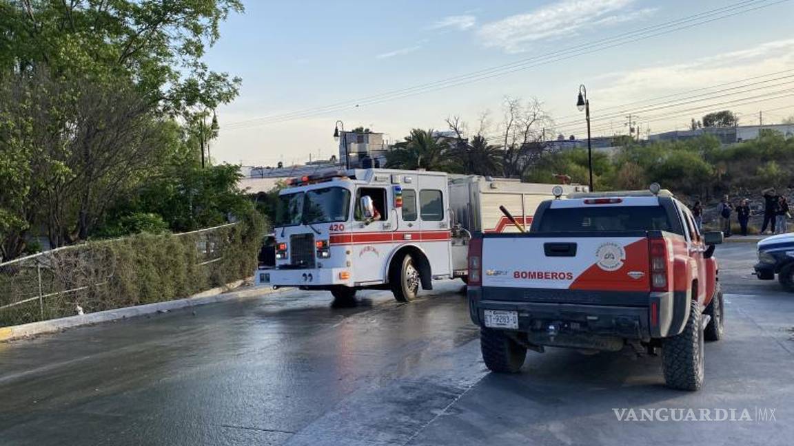 $!Bomberos y personal de Protección Civil trabajaron más de dos horas para controlar el siniestro en el centro comercial.