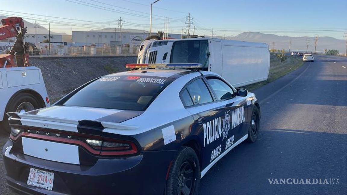 $!Autoridades tomaron conocimiento tras la volcadura en Ramos Arizpe.