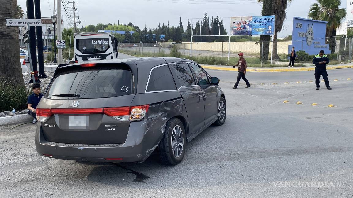 Se le atraviesa a transporte público y provoca choque al norte de Saltillo