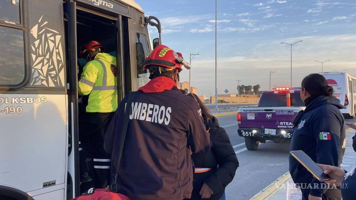 $!Paramédicos brindaron atención a nueve personas tras el choque en Los Valdés y Los Pastores.