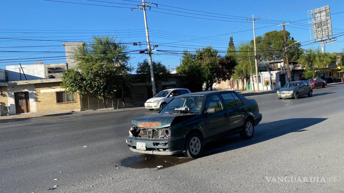 Cambia de carril sin precaución e impacta a vehículo al oriente de Saltillo