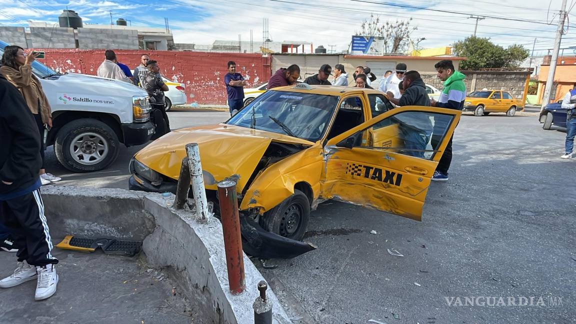 Rebasan por sentido contrario, chocan a taxista y no aceptan culpa al oriente de Saltillo