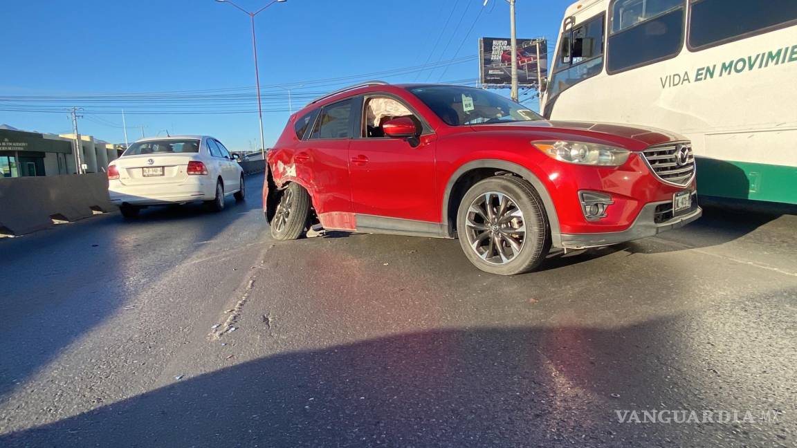 Choca contra auto descompuesto en periférico LEA y causa fuerte percance