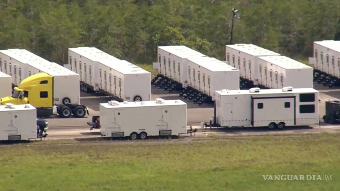 $!Esta captura de imagen de un video muestra la actividad en un centro de detención de inmigrantes llamado “Alligator Alcatraz”.