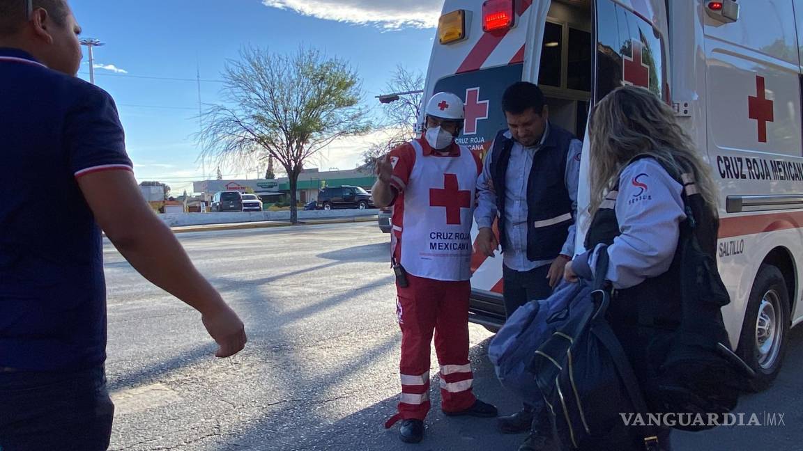 Cruza la calle y vehículo lo embiste en Zona Centro de Saltillo; peatón resulta herido