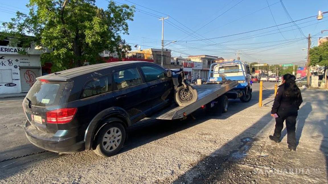 $!El individuo aseguró que otro vehículo le cerró el paso, lo que provocó la maniobra evasiva que culminó en el choque contra el poste.