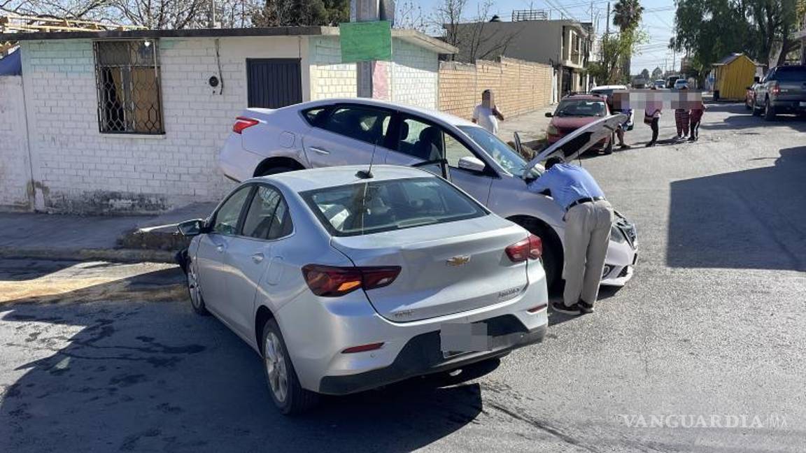 $!Los vehículos involucrados quedaron severamente dañados tras el choque registrado en la colonia Vista Hermosa.