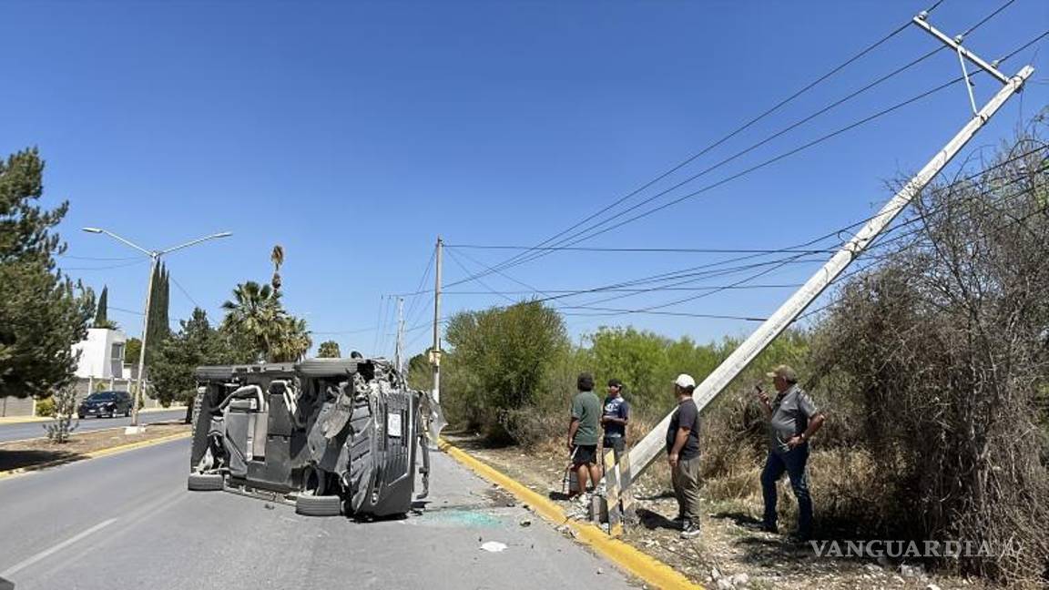 $!Las autoridades investigan la posible participación de otro vehículo que habría provocado la volcadura.