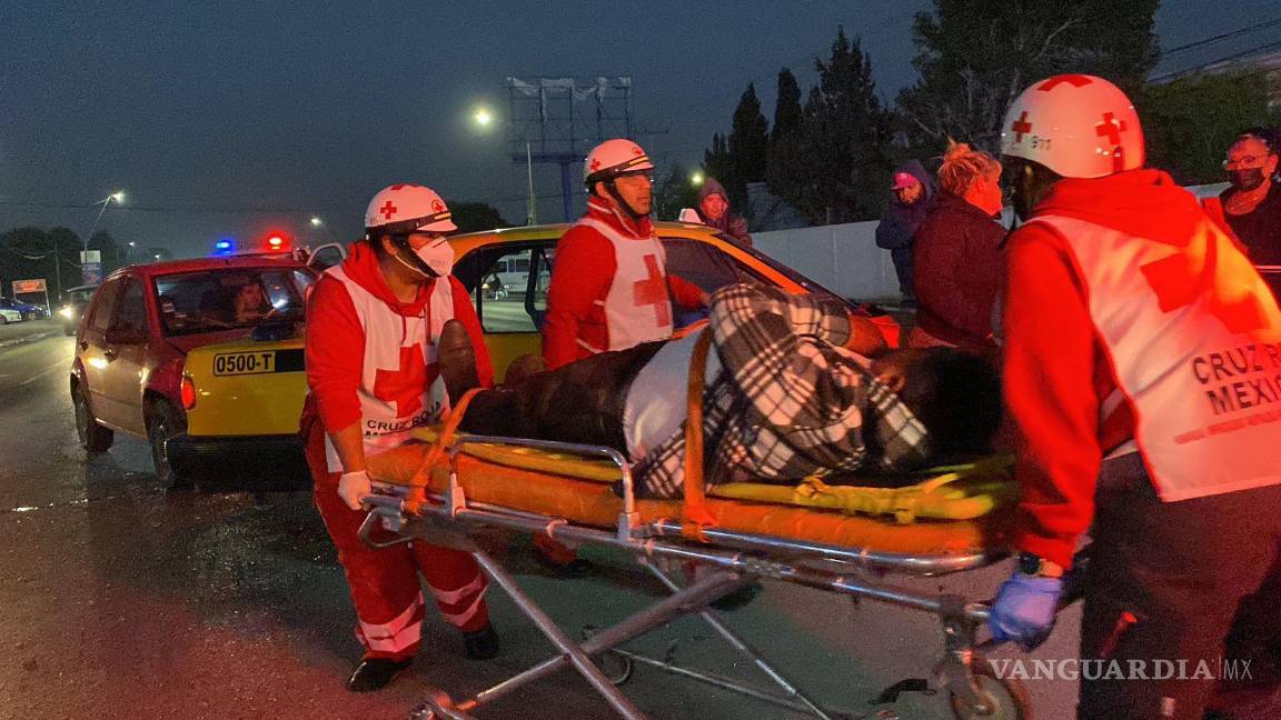 $!Paramédicos de la Cruz Roja acudieron al lugar de los hechos para la valoración de los involucrados.