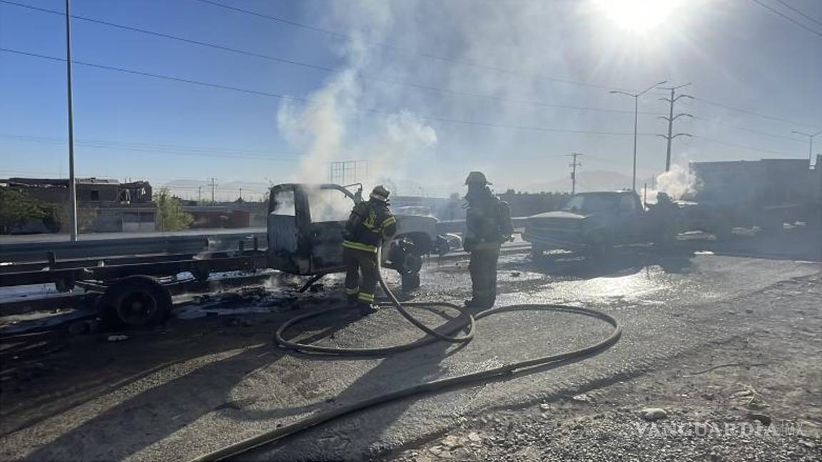 $!Bomberos acudieron al cruce con calle Padua para controlar el incendio en las unidades.