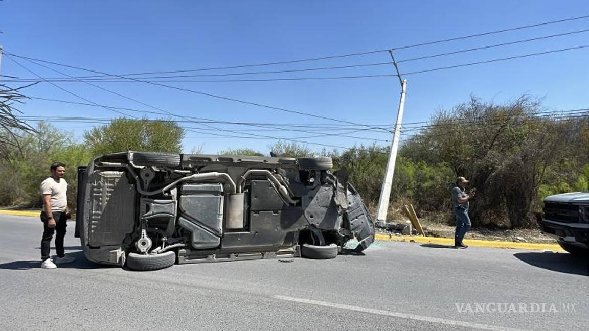 $!Testigos indicaron que la conductora perdió el control de la unidad al circular a exceso de velocidad.