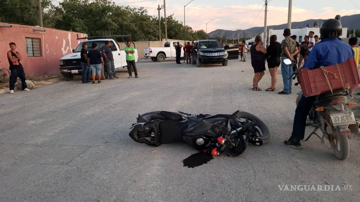 Joven motociclista sale proyectado tras colisionar en Parras De la Fuente; sufre diversas fracturas