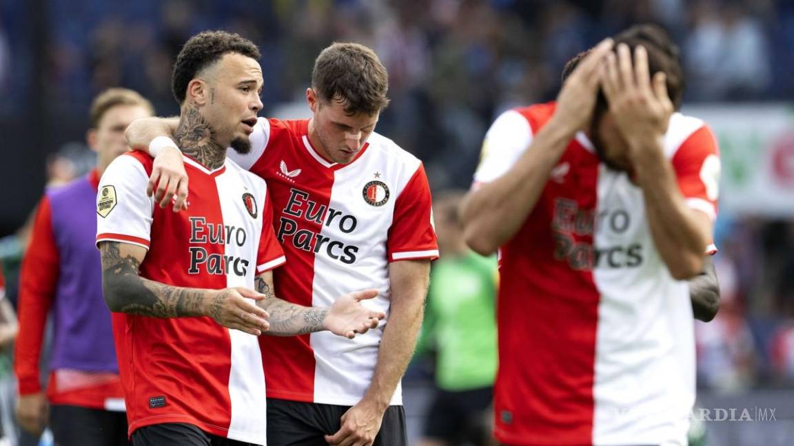 Mal inicio para Santi Giménez y el campeón: Feyenoord empata ante el Fortuna con 10 hombres