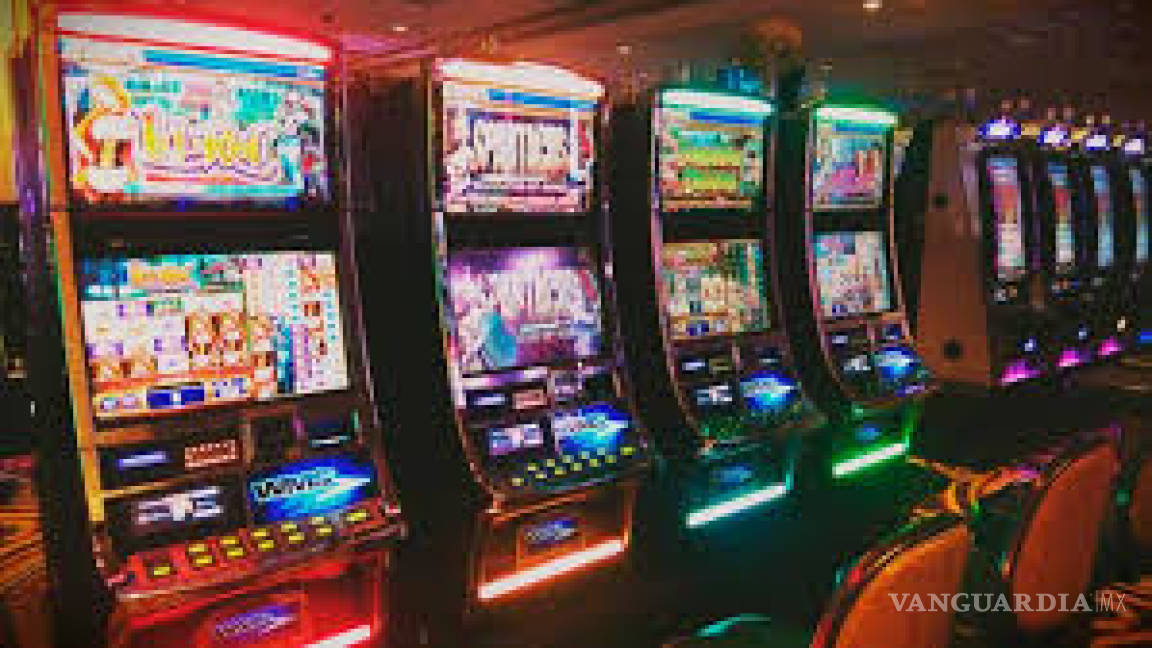 Mujer gana 42 mdd en tragamonedas y casino no le paga