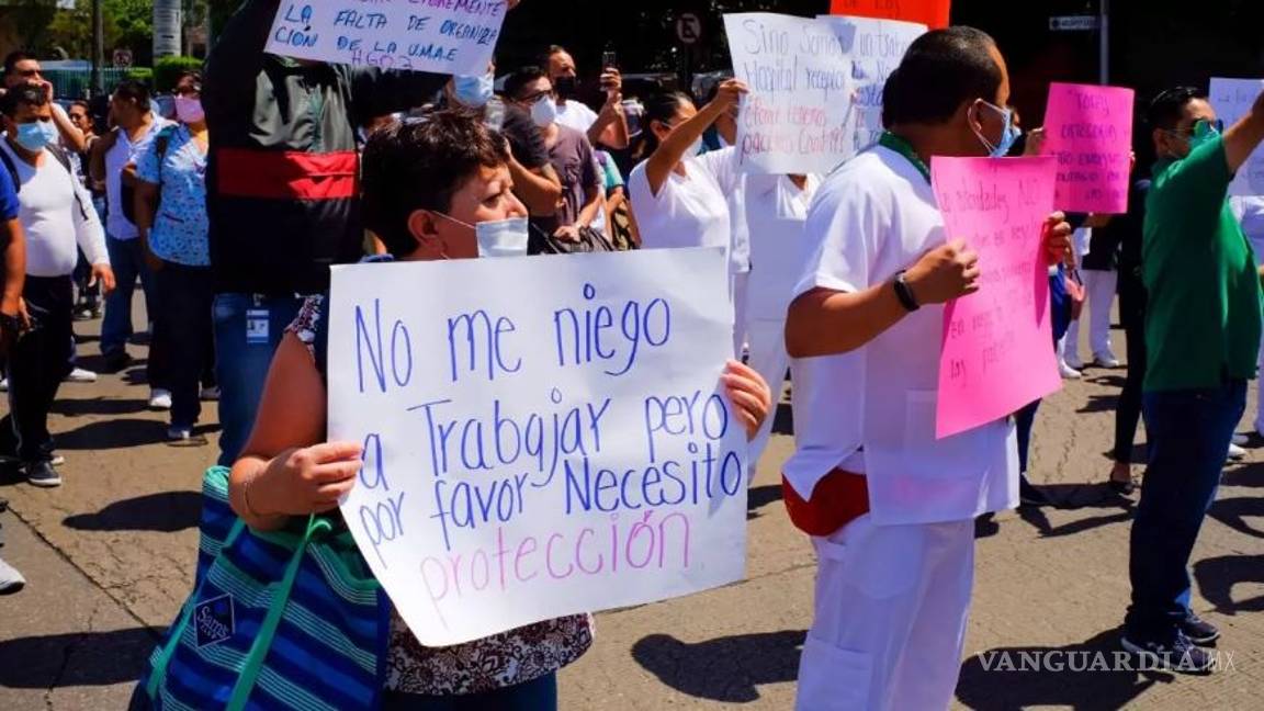 $!Médicos del Hospital La Raza bloquean calzada para exigir el equipo necesario para atender a pacientes con COVID-19