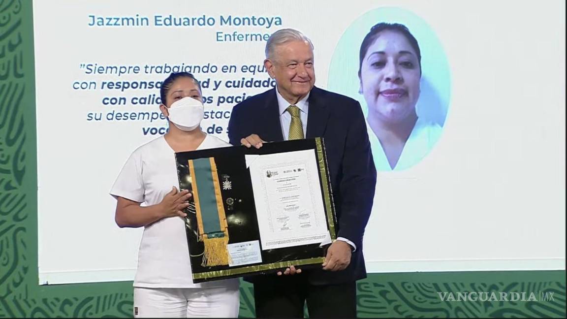 AMLO entrega condecoraciones ‘Miguel Hidalgo’ a personal médico por combate a la pandemia