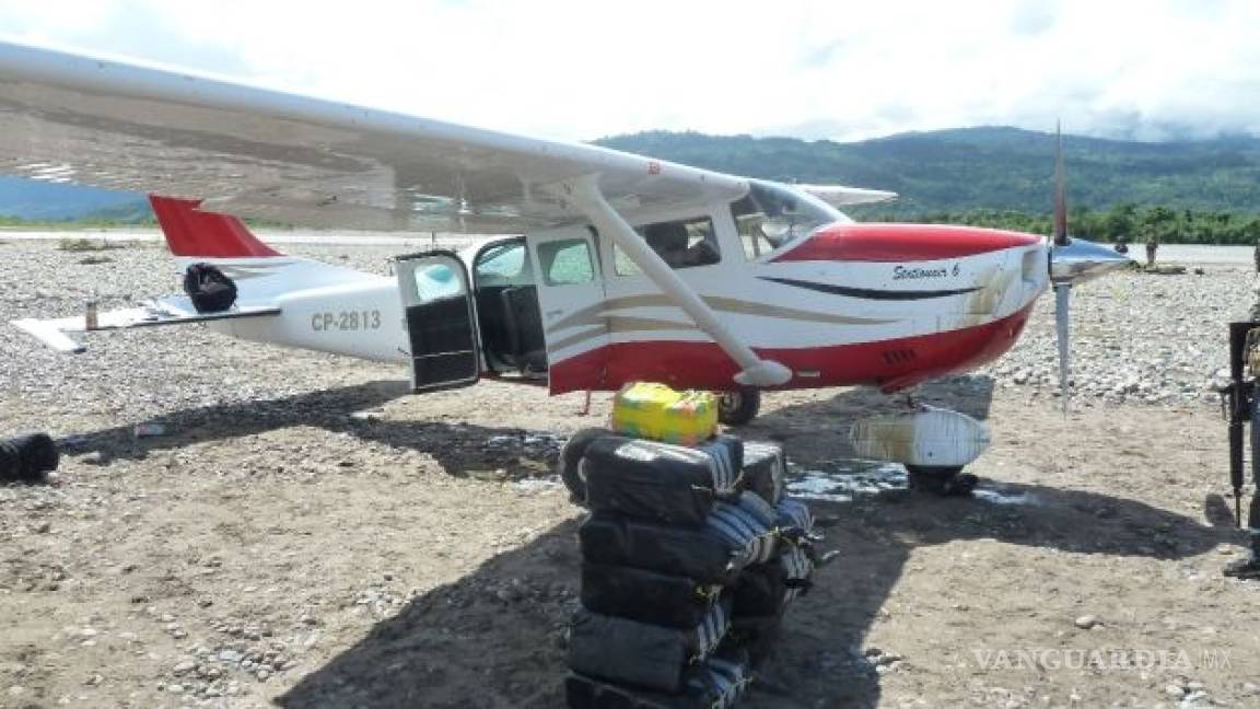 Fuerzas armadas de Perú destruyen avión boliviano con 90 kilos de cocaína