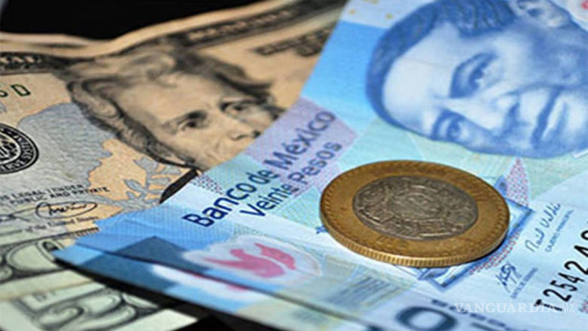Caída del peso frente al dólar muestra los límites del Banxico: Bloomberg