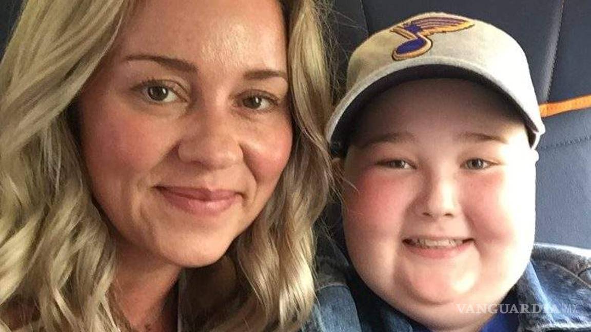 $!La pequeña aficionada de los Blues de San Luis con una terrible enfermedad que sale del hospital para verlos ser campeones por primera vez