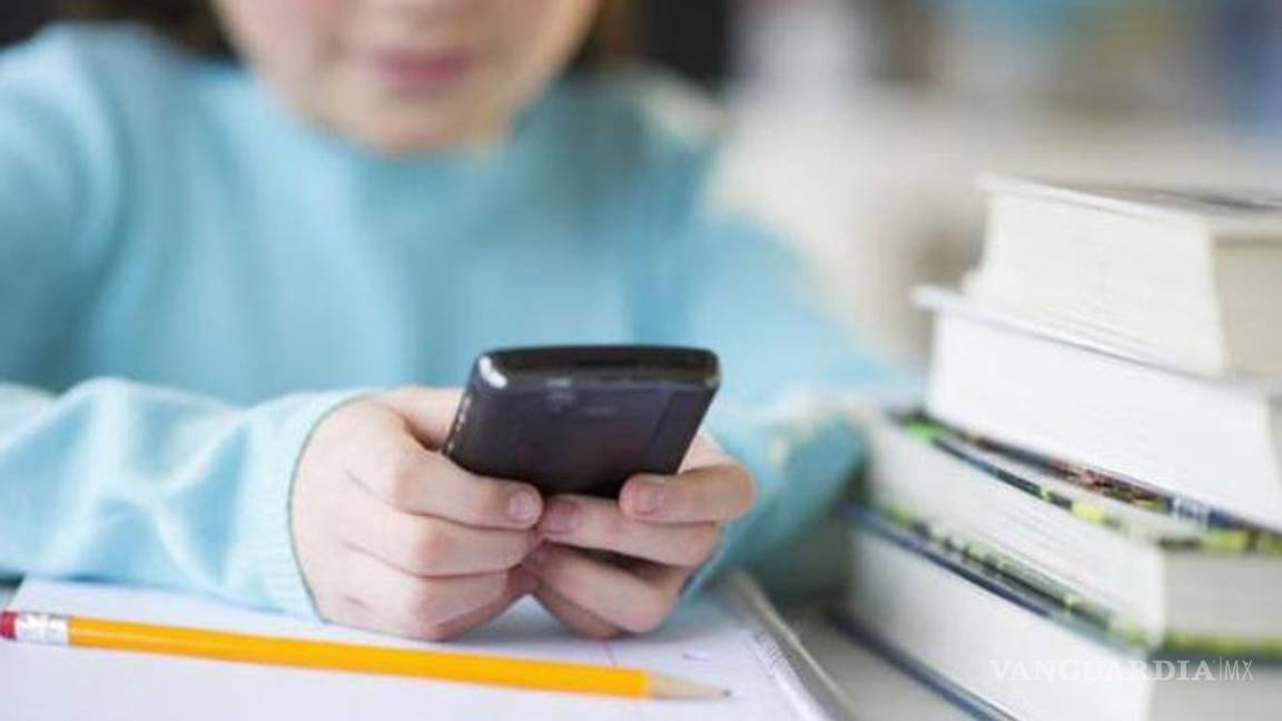 ¿WhatsApp en clases? Profesores de preparatoria y universidad señalan que urge regular el uso de la app