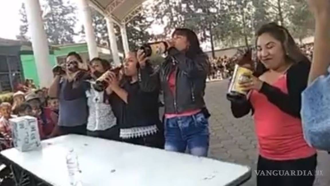 ¡Fondo, fondo, fondo! Mujeres participan en concurso de bebida por el Día de las Madres