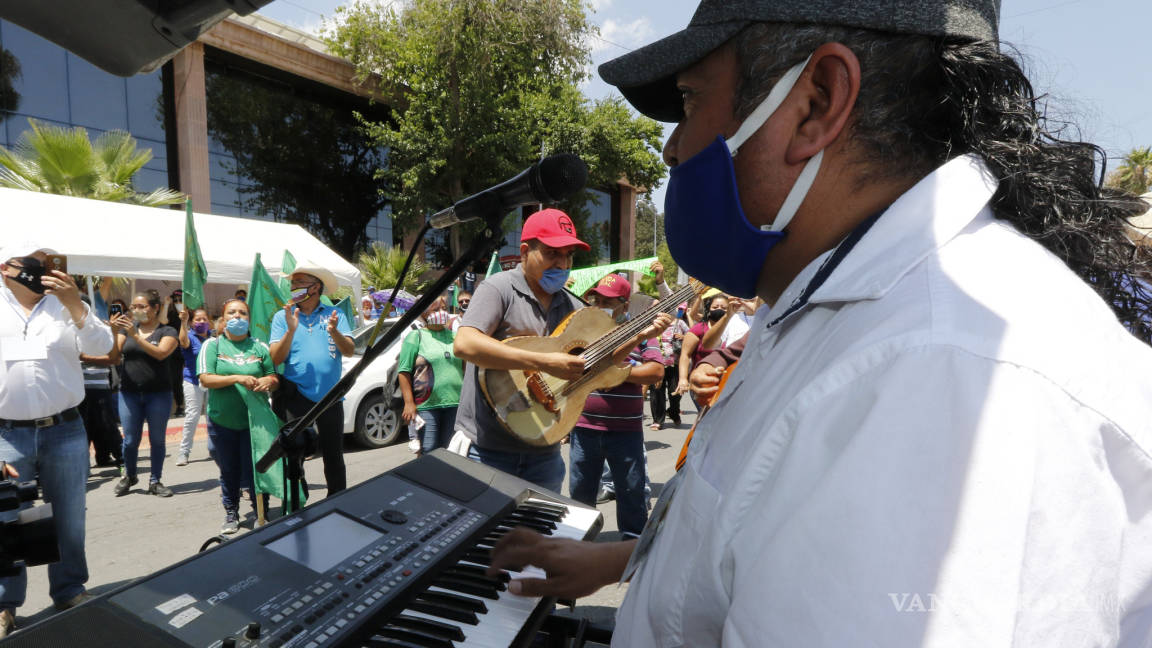Plantón de músicos y meseros en Saltillo; exigen abrir cantinas y restaurantes-bar