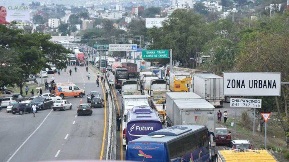 Vuelven a bloquear la Autopista del Sol en Chilpancingo; demandan liberar a detenidos y obras
