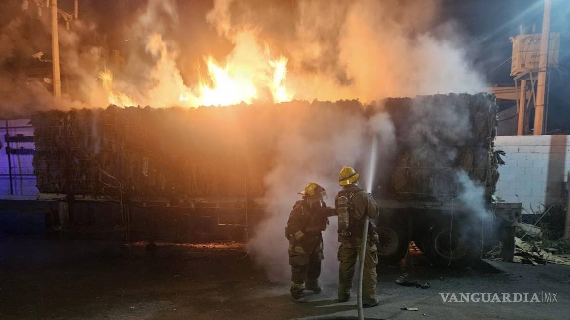 Incendio consume tráiler cargado de cartón en Saltillo; sin lesionados