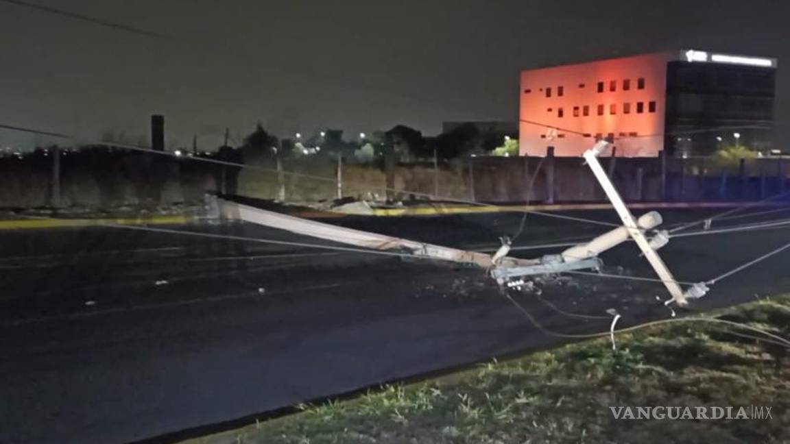$!El poste derribado provocó que cables de alta tensión cayeran sobre el bulevar Colosio.