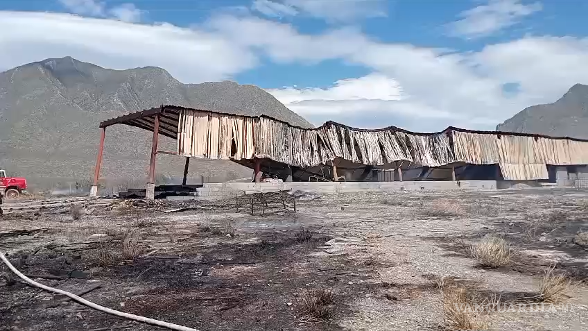 Nuevo León: Incendio en tarimera consume toda una bodega y alcanza terreno baldío