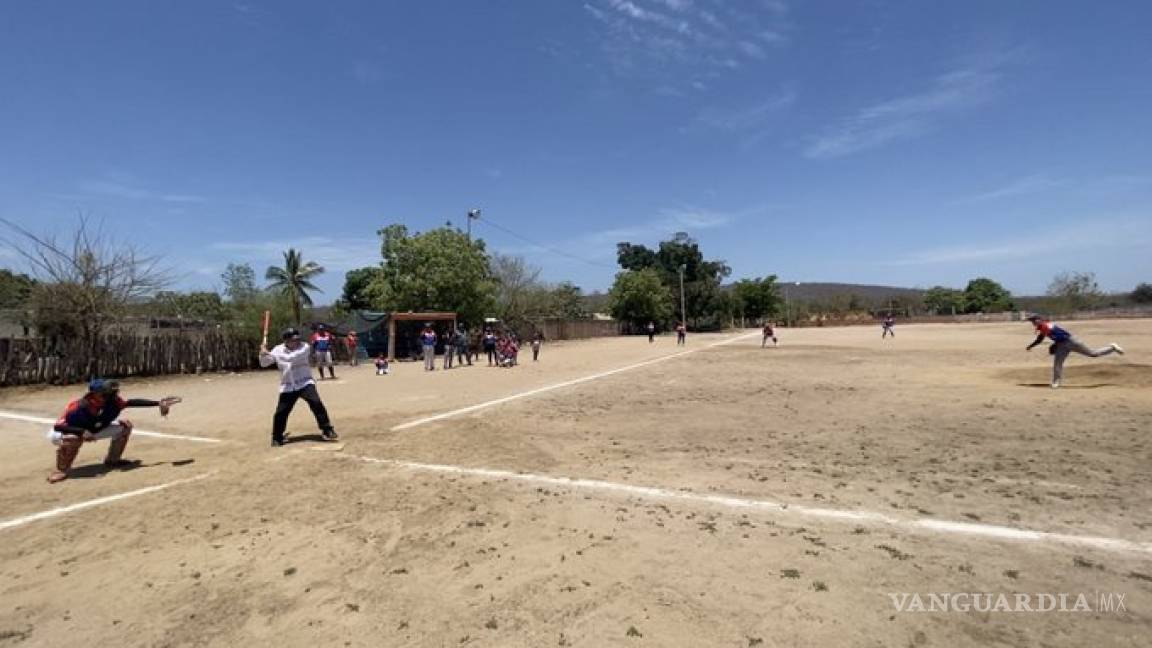 ¡Viva el deporte y viva el béisbol!, AMLO se toma un momento para jugar en Sinaloa