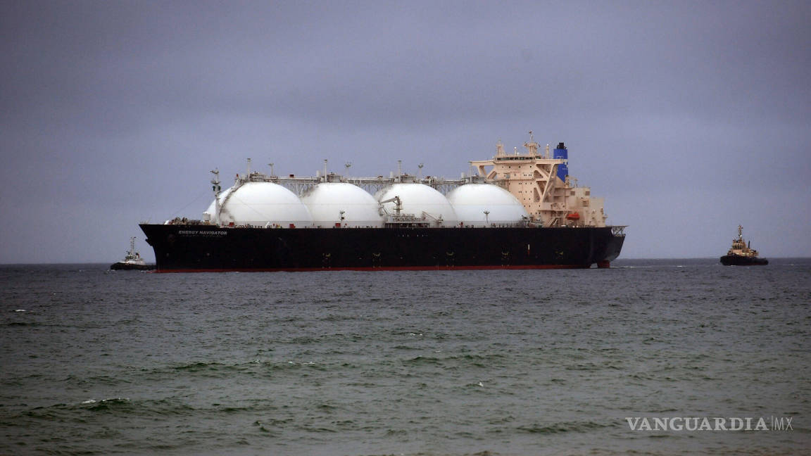Llegan barcos con gas natural para atender desabasto en industrias