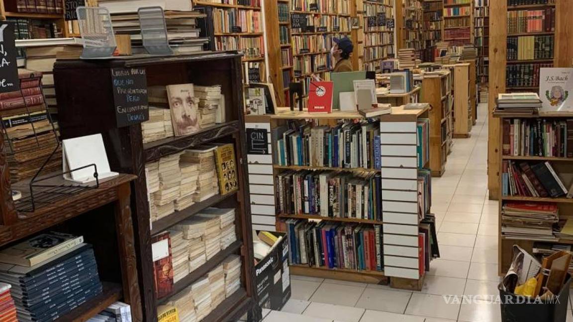 Por cierre definitivo, librería en la CDMX regala y remata libros