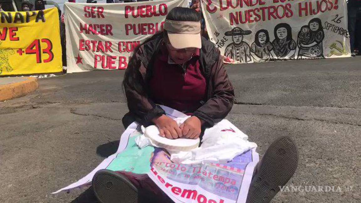 Padres de los 43 de Ayotzinapa se plantan para exigir justicia