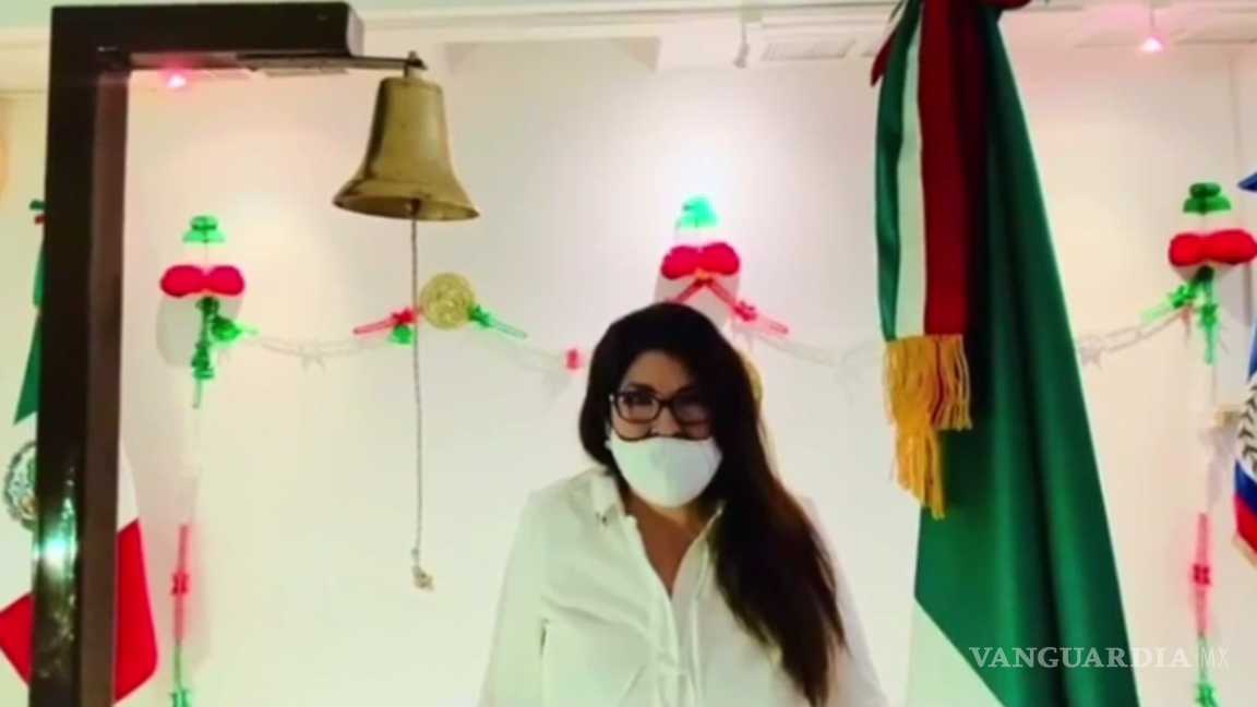 $!Vean nomás la campanilla que sonó la ex reportera Martha Zamarripa en el grito que dio como embajadora de México en Belice.
