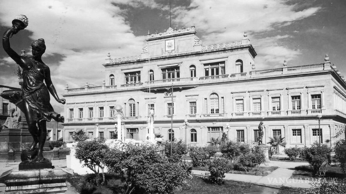 $!Palacio de Gobierno de Coahuila con el nuevo escudo de armas hecho por el historiador Vito Alessio Robles.