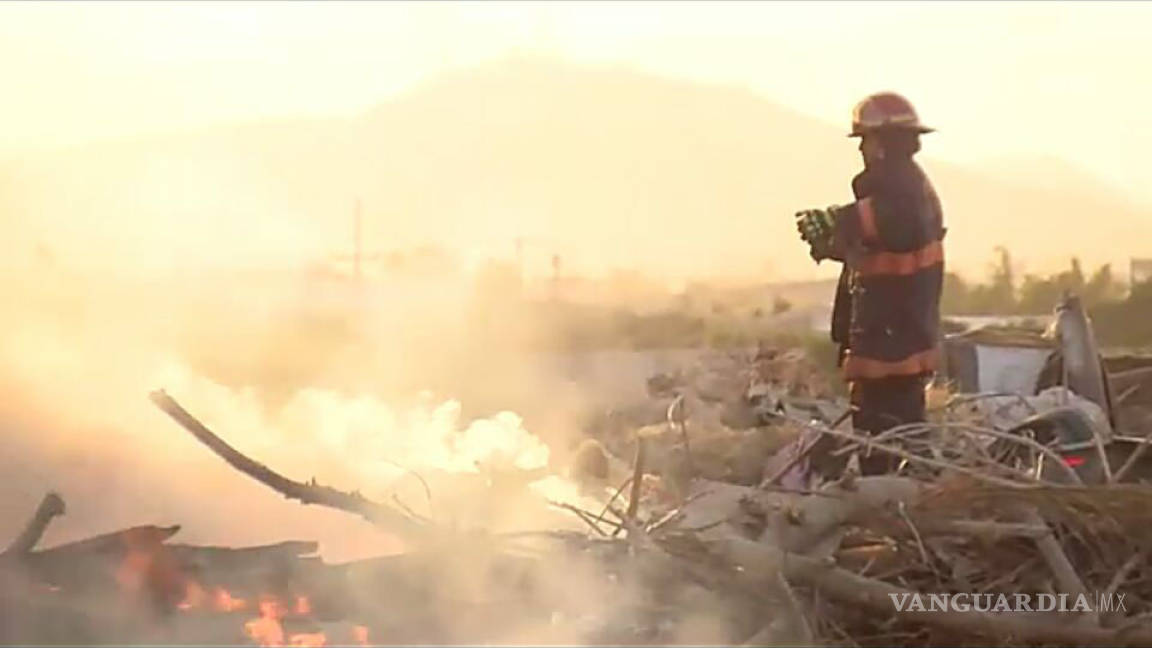Bomberos sofocan incendio en el relleno sanitario de Torreón