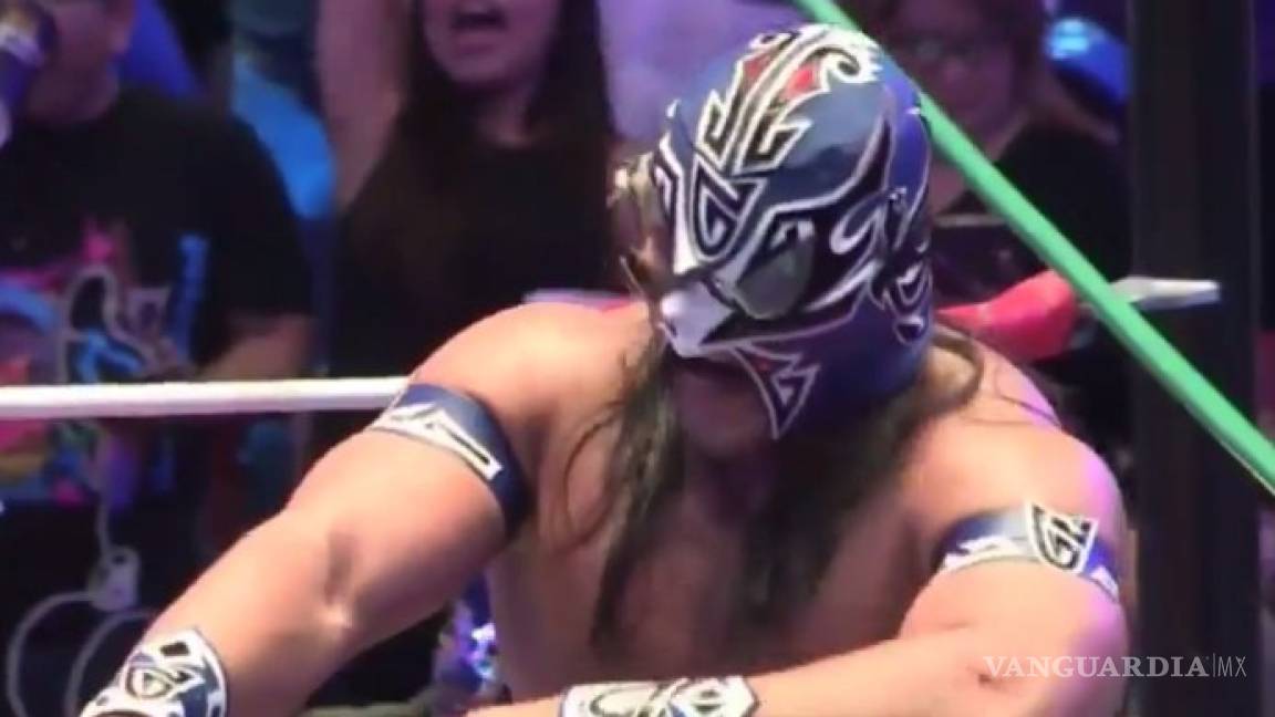 Gran Guerrero despoja de su máscara a Niebla Roja en la función de Aniversario del CMLL