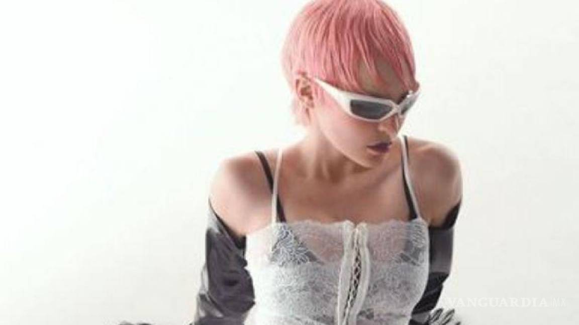 $!¿Se parecen? Belinda publica foto con el pelo corto y rosa; los internautas la comparan con Cazzu