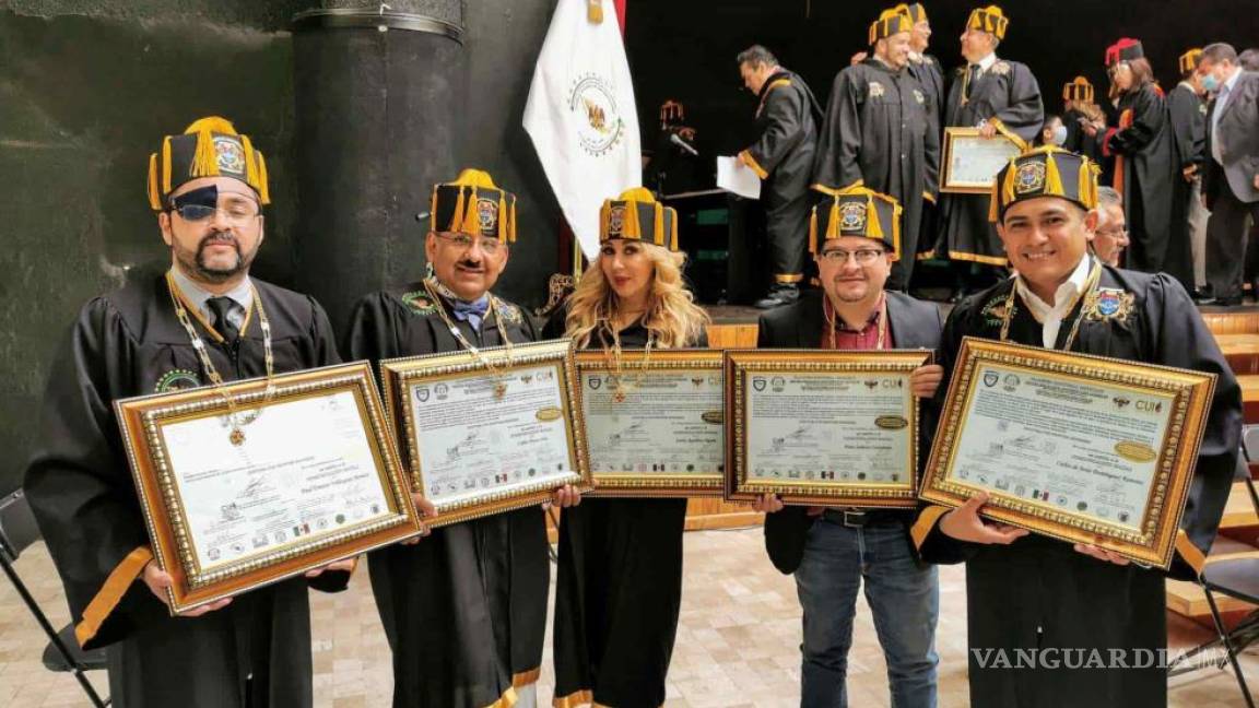 “Lord Molécula” y otros reporteros de la “mañanera” reciben doctorado honoris causa