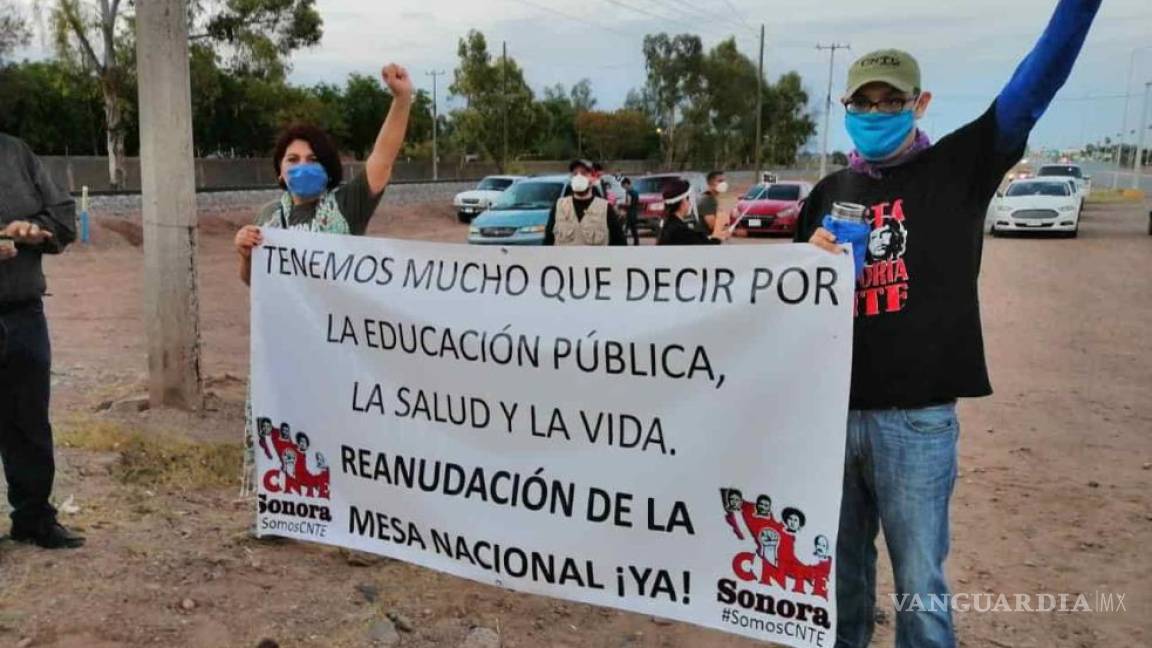 AMLO fue recibido con protestas de yaquis, maestros y campesinos en Sonora