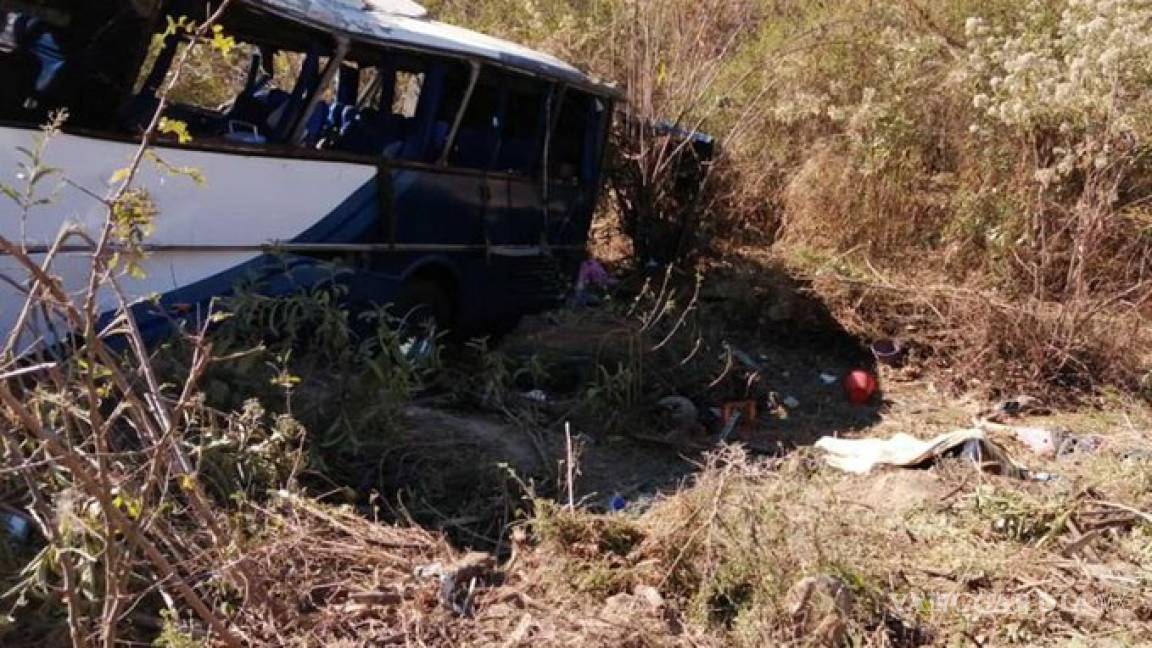Volcadura de autobús en Michoacán deja al menos 3 peregrinos muertos
